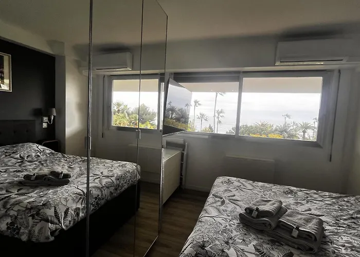 Confortable Offrant Vue Imprenable Sur La Appartement Vallauris